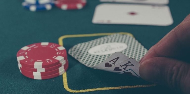 Seseorang memahami tanda-tanda perjudian tidak sehat dengan edukasi dari jalalive24